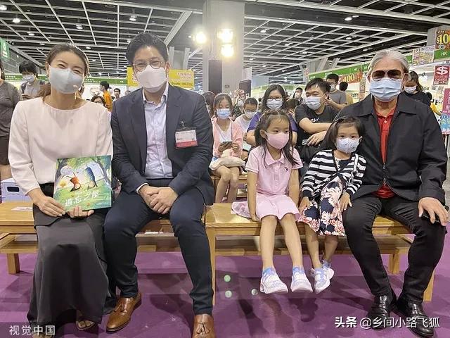 郭晶晶出席书展活动 霍家爷孙三代到场支持其乐融融