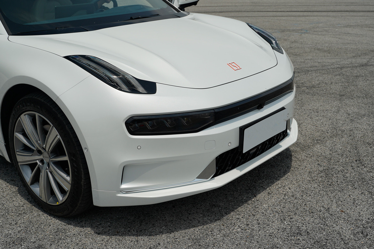 吉利又造了一台帕拉梅拉！2米宽5米长，3.8秒破百，悬架可调