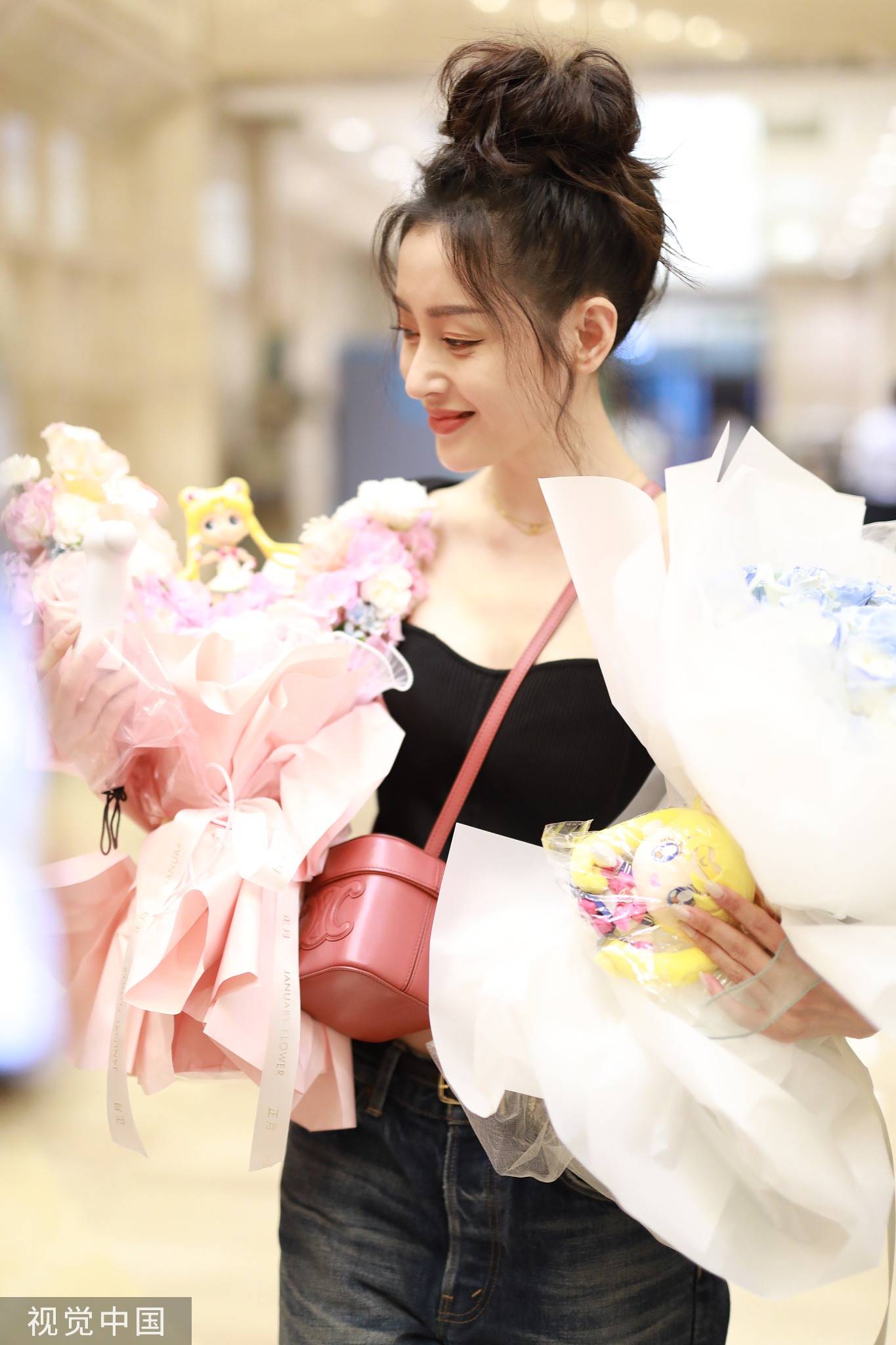 张天爱《浪姐3》上班路透曝光，手捧鲜花笑眼盈盈