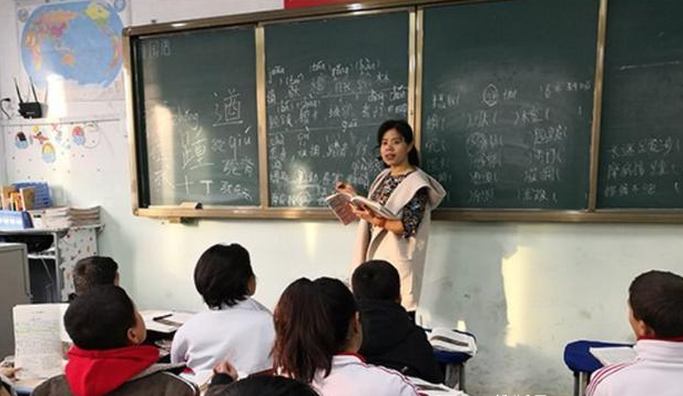 新《教师法》拟定后，教师评职称难度降低，教龄成为晋升关键