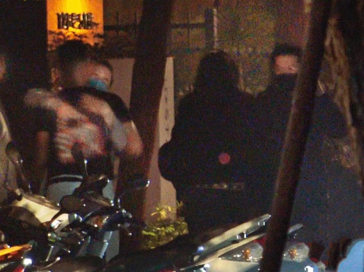 邱泽许玮甯闪婚后首度甜蜜同框，与好友拥抱告别后同返爱巢