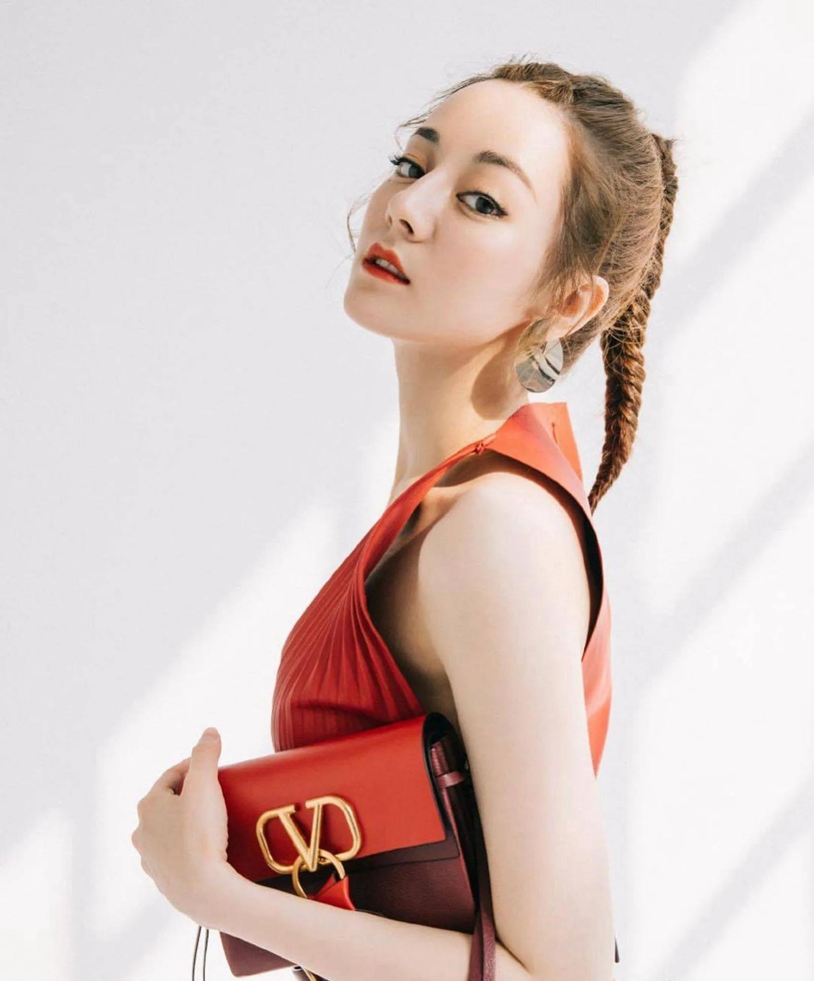 迪丽热巴大红条纹连衣裙