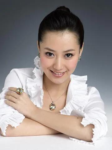 白冰：知性优雅，温婉甜美的邻家女形象非常迷人