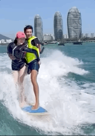 杜江携妻聚餐到凌晨，为霍思燕开车门像保镖，婚后9年依然绅士