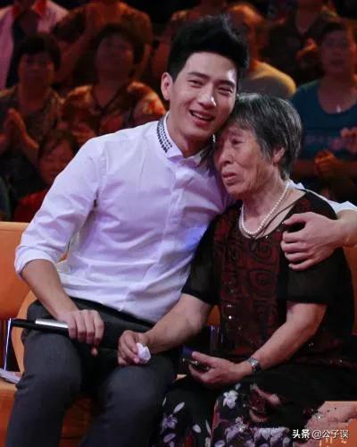 井柏然情史，出生28天被母亲抛弃，演《捉妖记》成名，情散倪妮