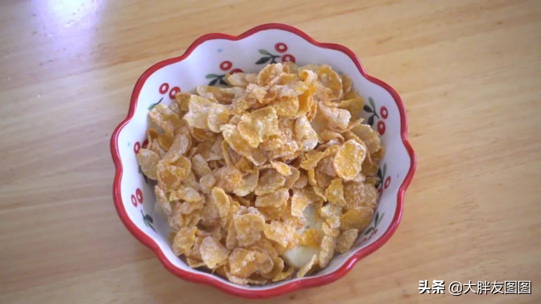 不加糖油的香蕉脆布丁，一勺下去，眼泪不争气地从嘴角流出来