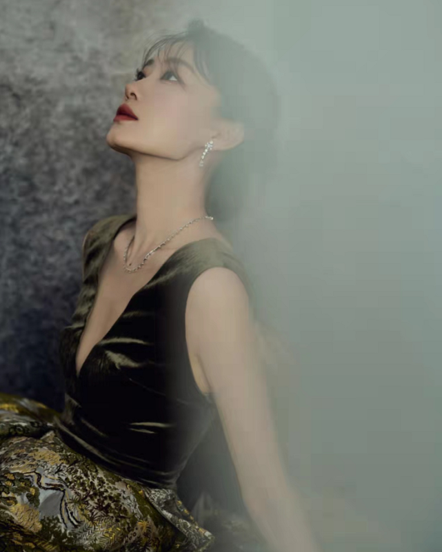 中国风就是最牛的！张小斐穿云锦高定靠文化底蕴美过倪妮，成赢家