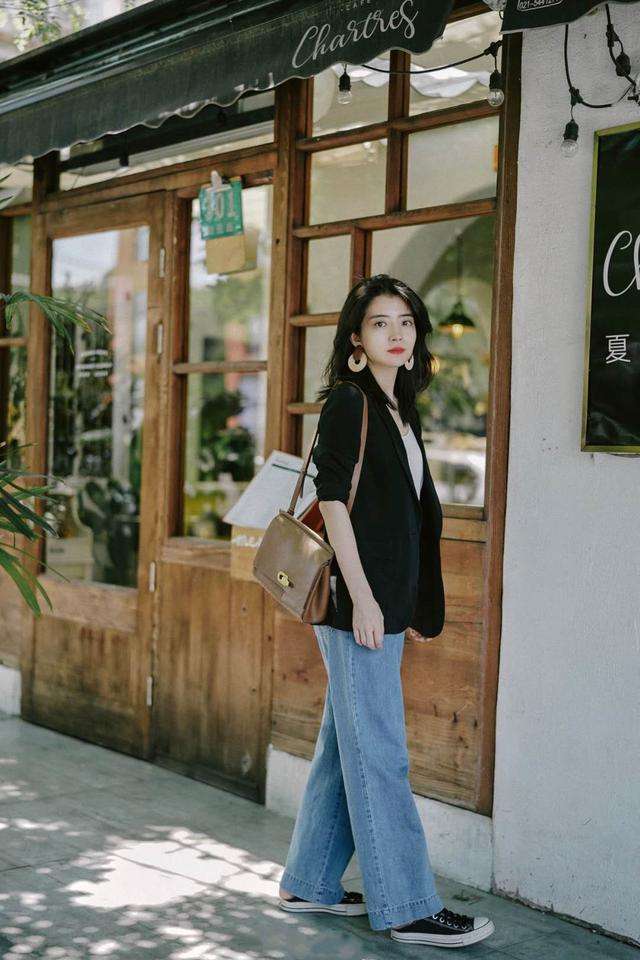 牛仔阔腿裤的搭配图片(开春牛仔裤怎么穿才高级) - 赤虎壹号
