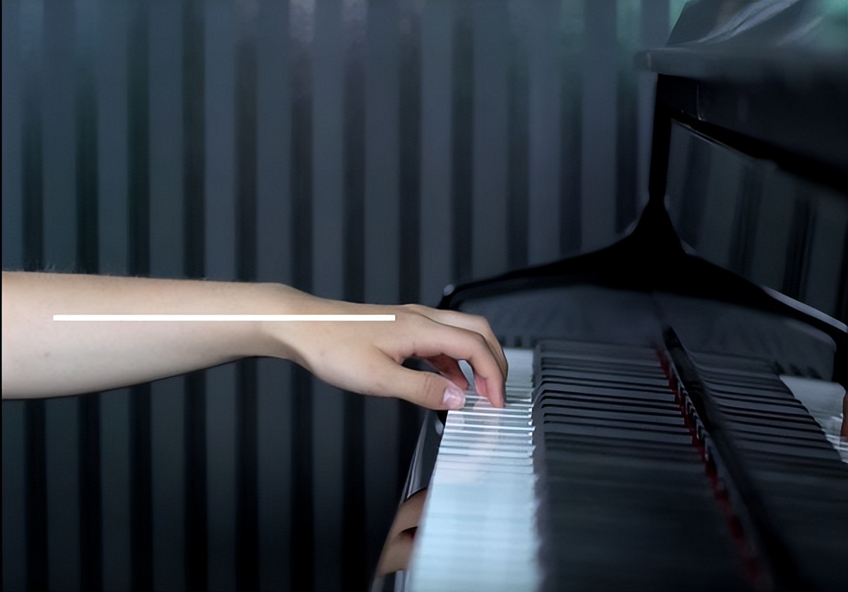 弹钢琴的正确手姿和坐姿？