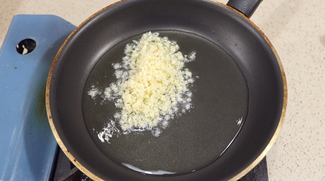 冬天里茄子还能这样吃，往里面打入一个鸡蛋，真香！别不懂吃