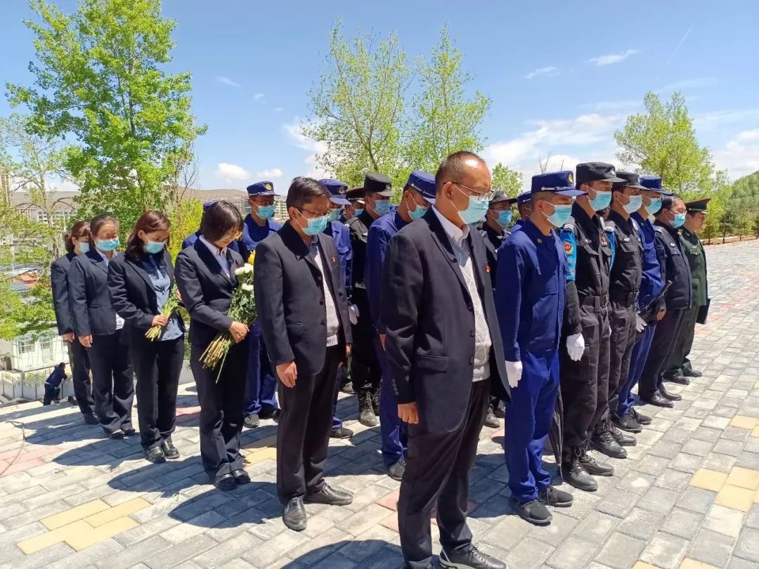 临潭县举行无名红军烈士墓迁葬入园仪式