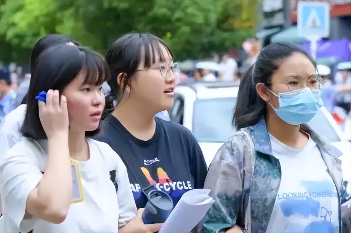 多所高校下发通知，高考期间禁止大学生请假，评论区笑不活了