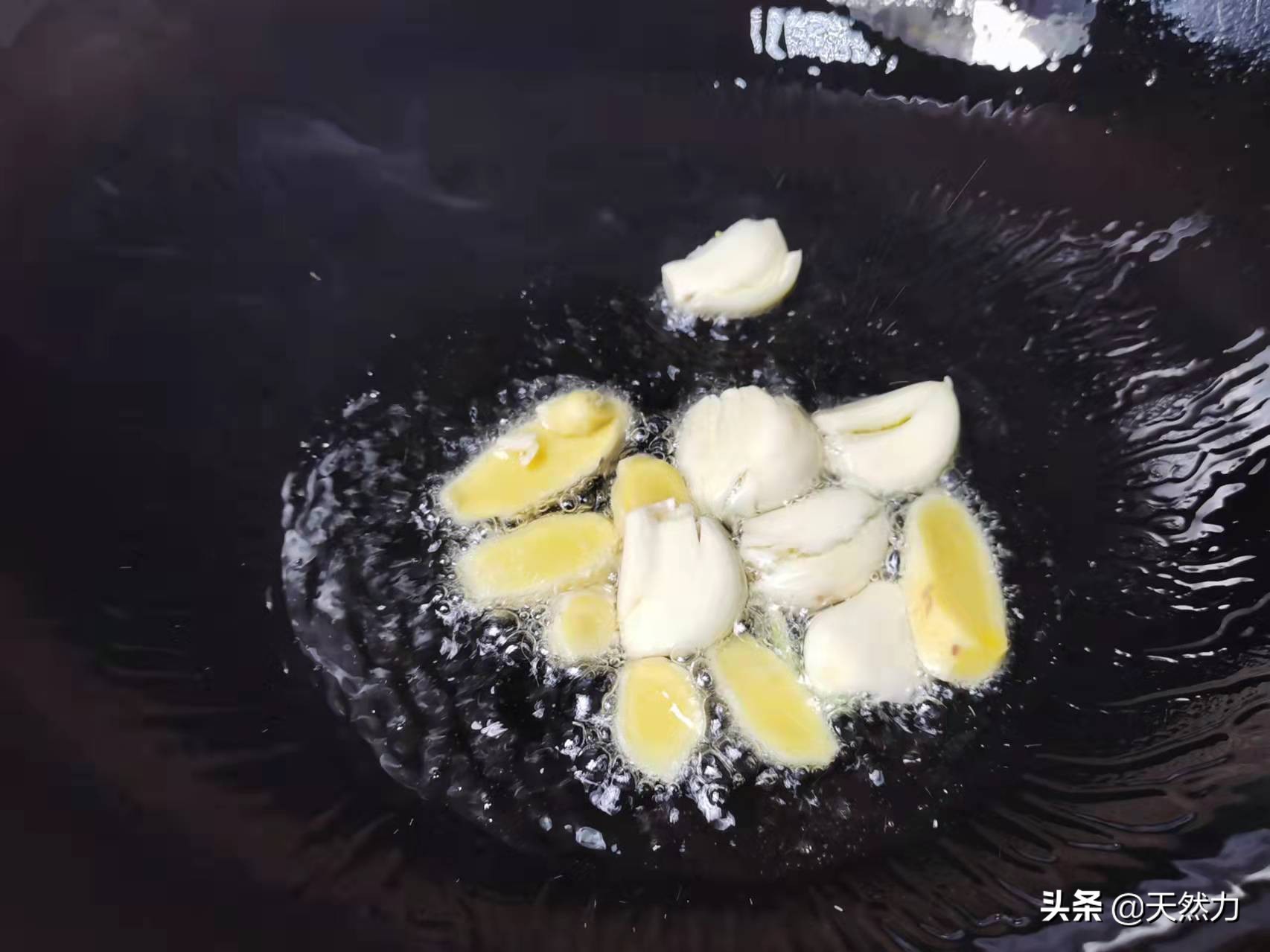 牛蹄筋要怎么做才软烂入味，教你家常做法，一口下去全是胶原蛋白