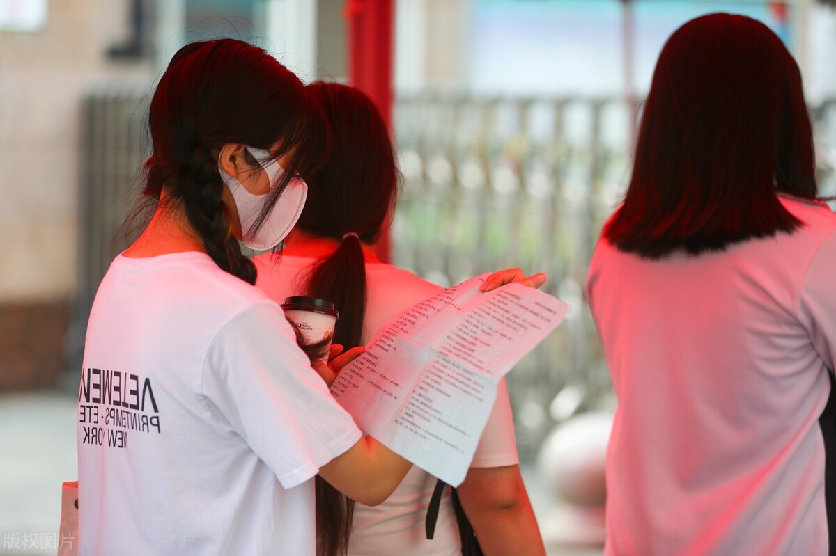 高考前，6名考生因为被困在酒店电梯，而错过高考，结果如何？