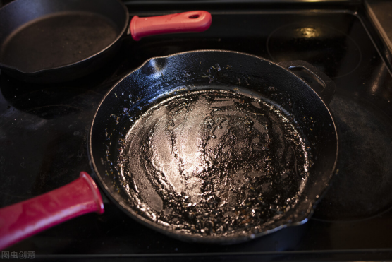 家里炒的菜锅用久了，又黑又脏？只需一个口罩，锅底立马干净如新