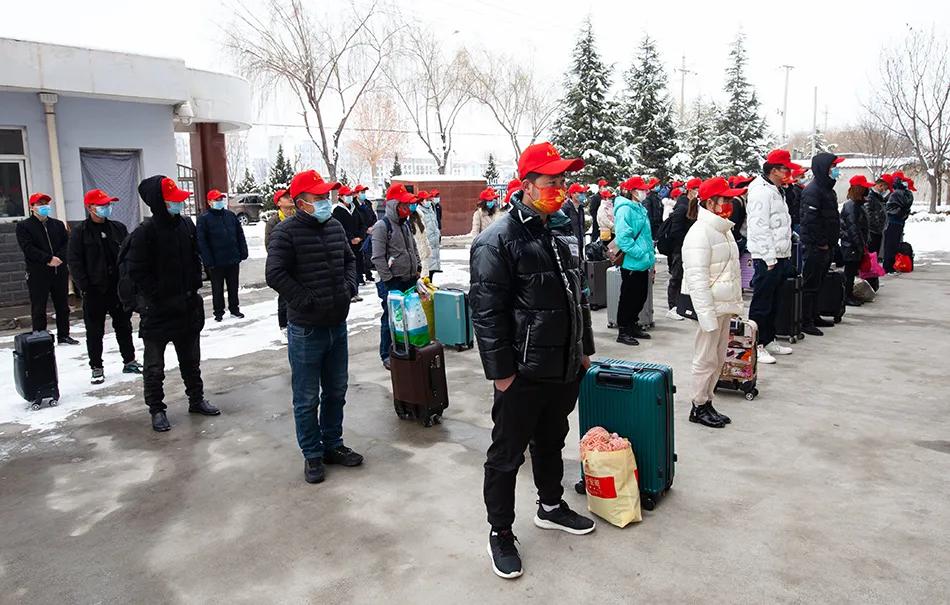 武山县首批46名务工人员搭乘“春风”快车赴江苏、浙江等地务工