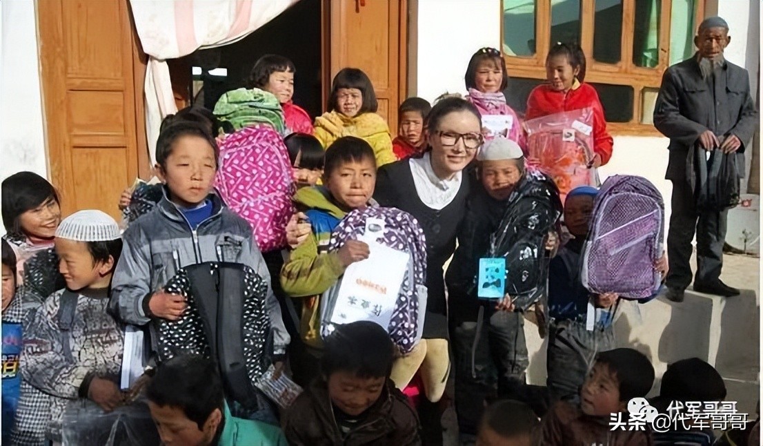 她家庭背景显赫，曾与足球大佬传过恋情，如今48岁还是孤身一人？