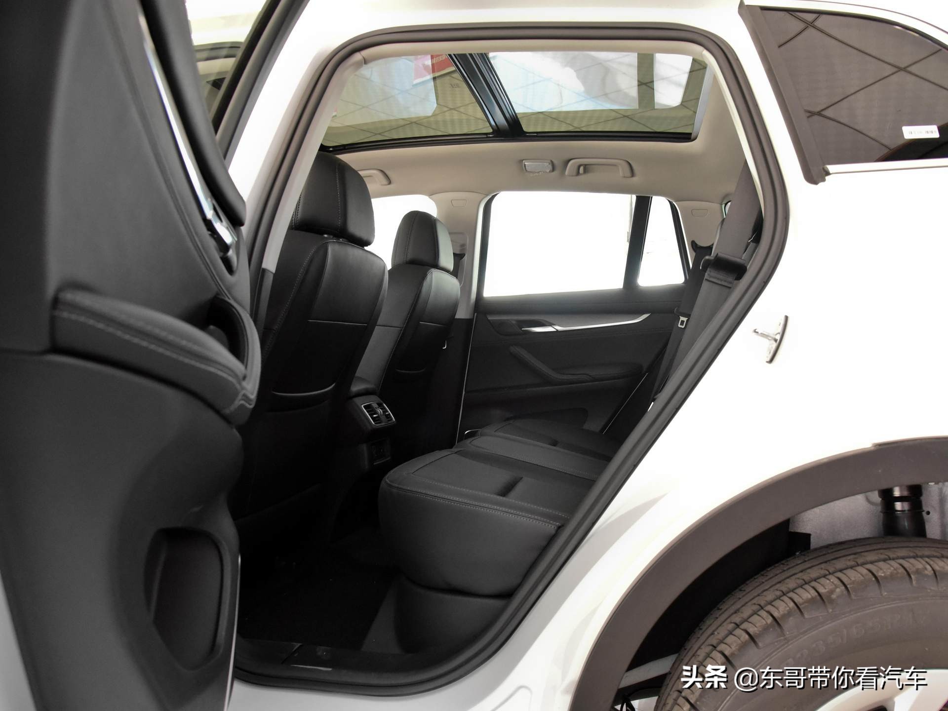 7.7L/100km，能见度比劳斯低，飞马车标，实拍汉腾X7