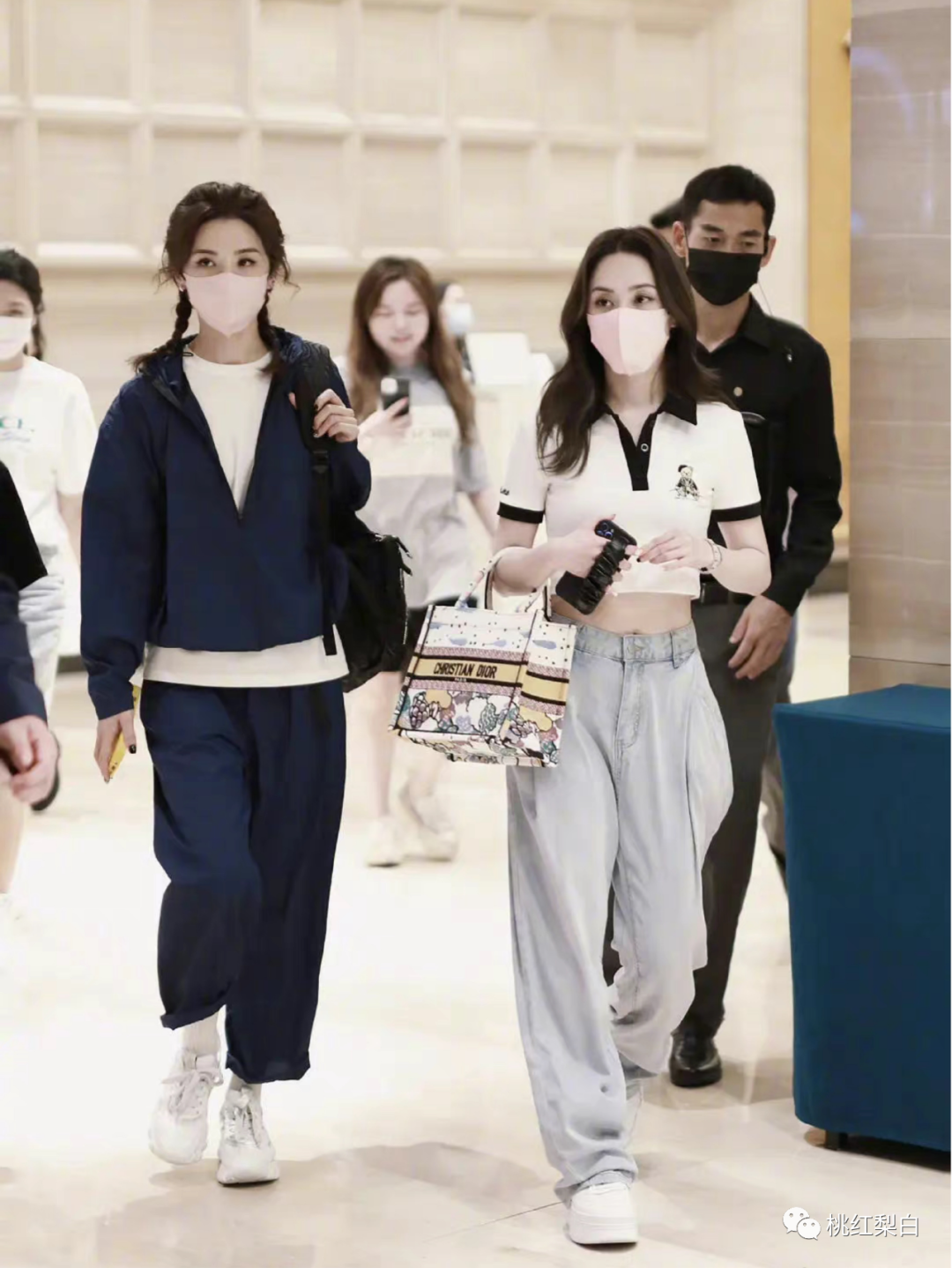 明星红黑榜：巨星范十足的郑秀文，仿佛下一秒就要开唱了