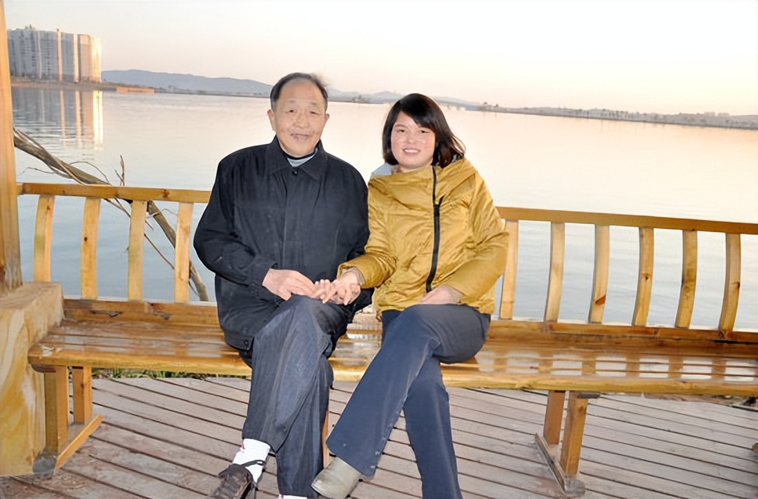 2012年湖南一38岁女教师倒追65岁二婚环卫工人，如今过得怎么样