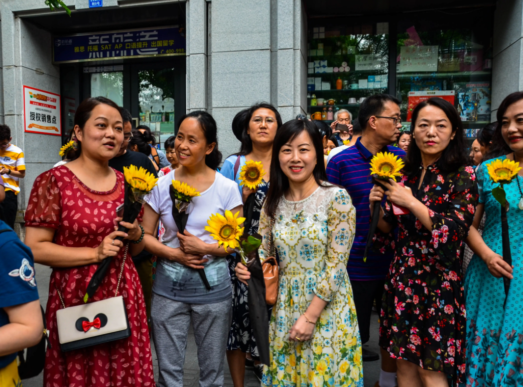 家长陪同高考时，要不要准备旗袍和鲜花，老师坦言不是你想的那样