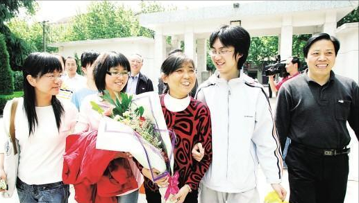 17年前，浙江19岁男孩背着母亲上大学，29岁不顾反对变性为女人