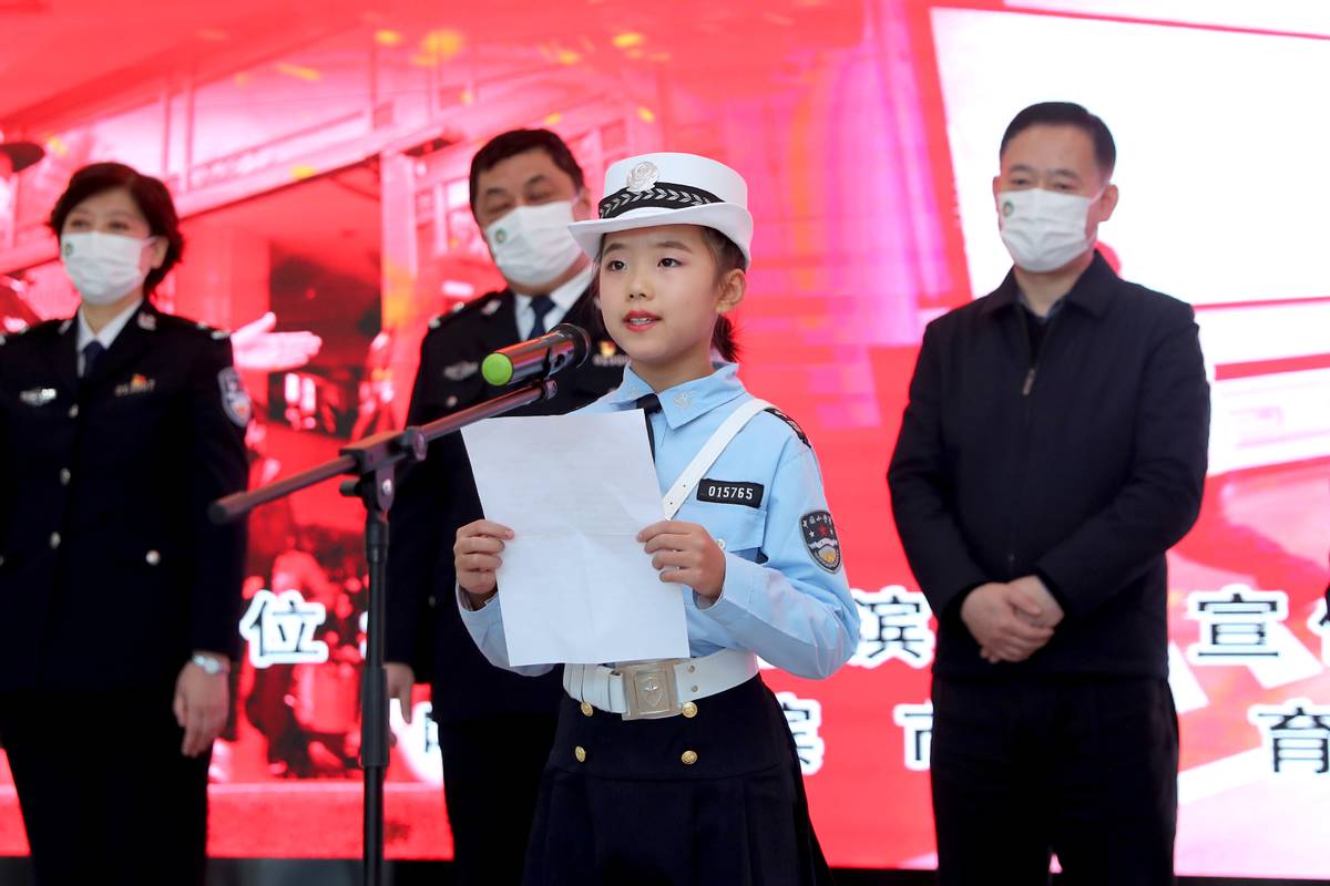 30余名学生走进警营 零距离学习交通安全知识 冰城公安全面启动青少年法治宣传教育