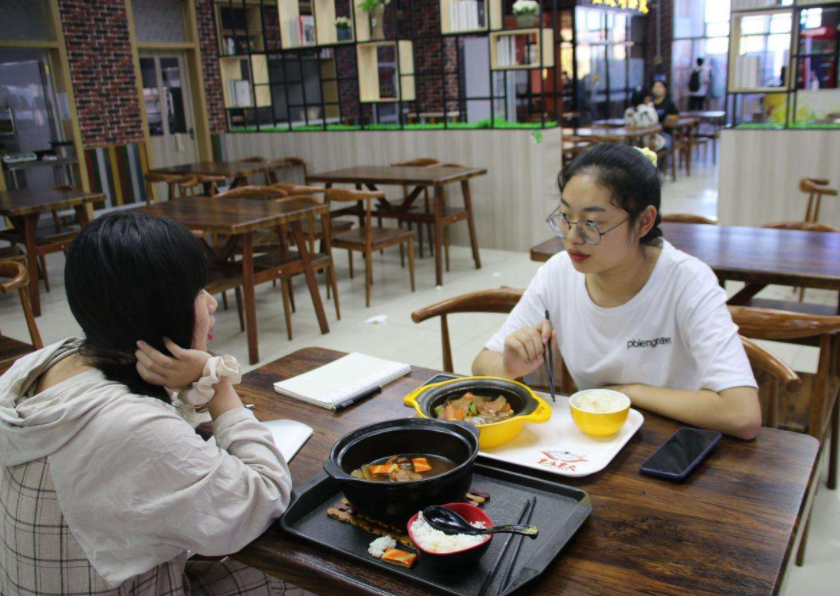 大学生每月生活费等级划分，顶级羡煞旁人，一级却要自力更生