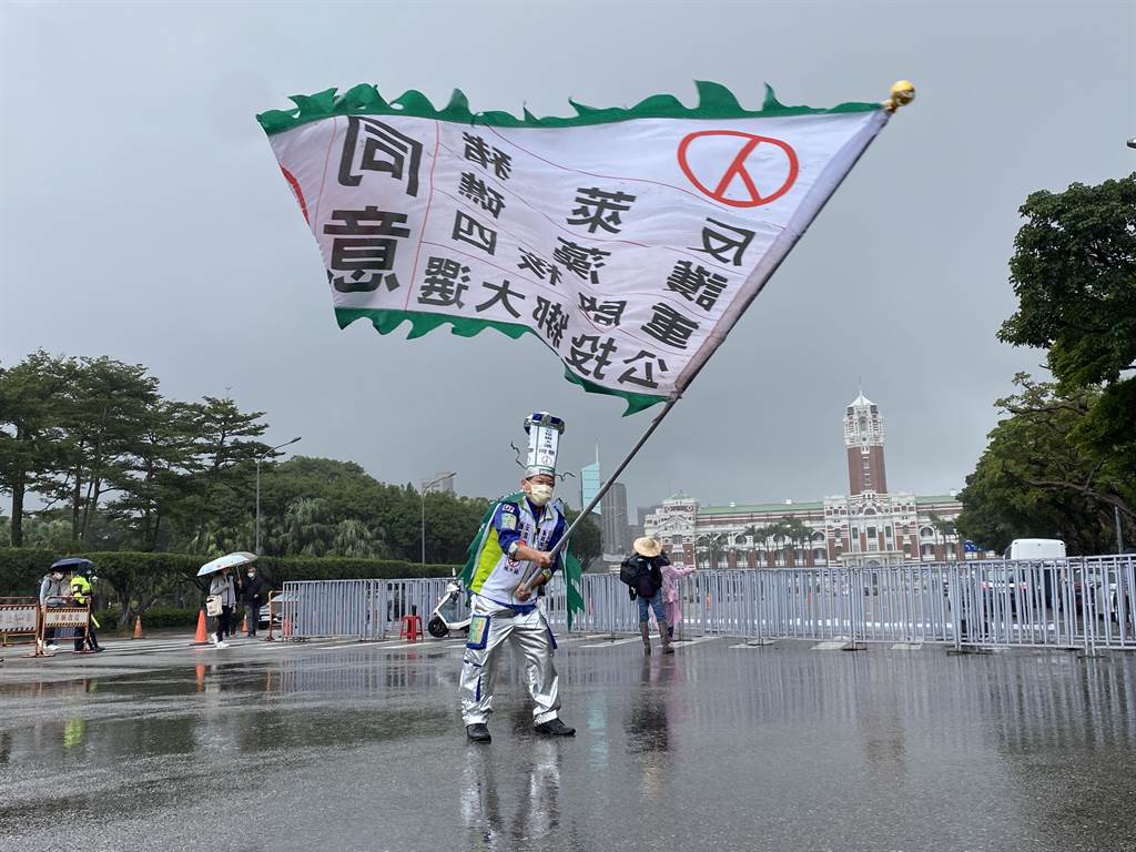 台湾“秋斗”大游行，民间团体自比“鸡蛋”，誓言对抗错误政策