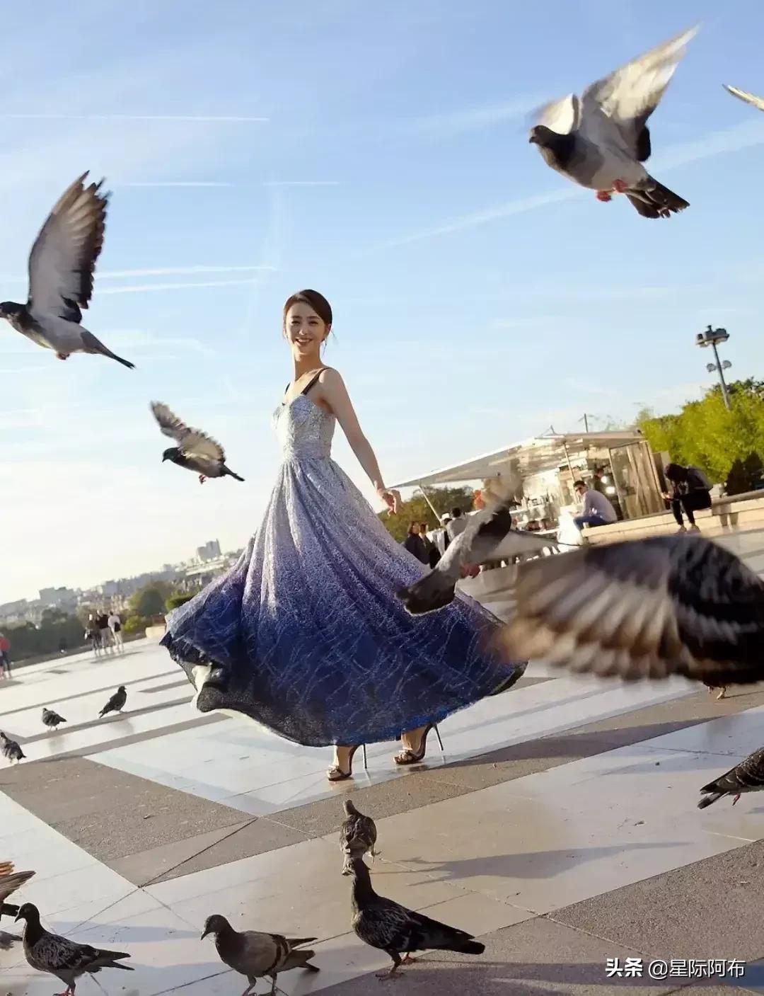 佟丽娅渐变星空裙真的太美了，犹如生活在童话故事