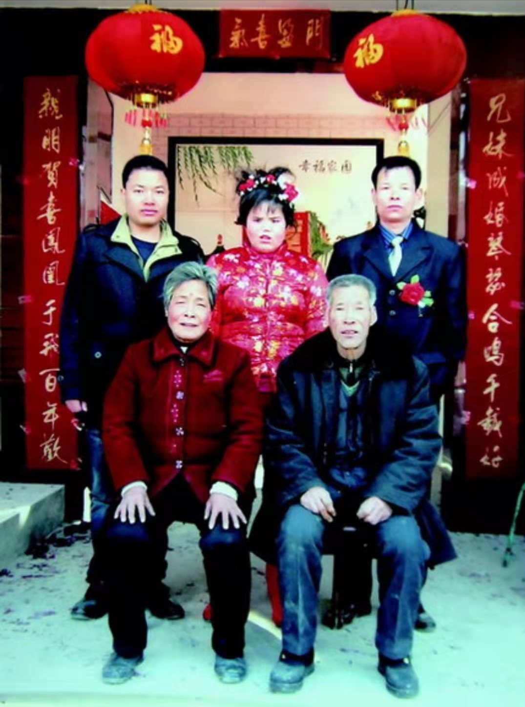 陕西农民捡到坑面女婴，哥哥做苦力为妹妹整容，变美后她嫁给哥哥