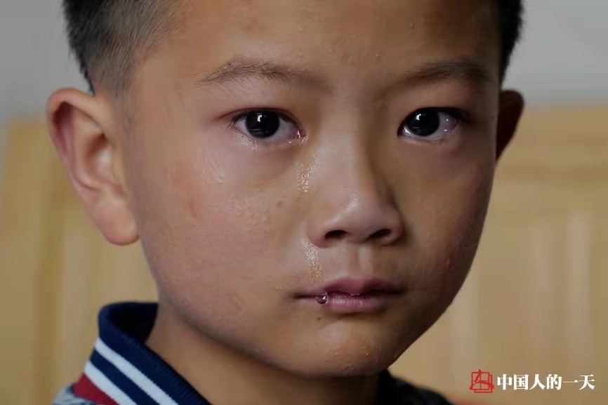 感动全网的6岁男孩:照顾残疾父母,凌晨5点起床,吃白菜土豆