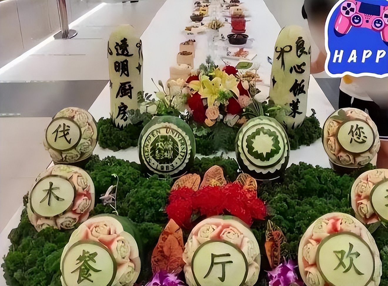 大学“阴间食堂”惨遭吐槽，学生像在殡仪馆吃饭，不由得后背发凉