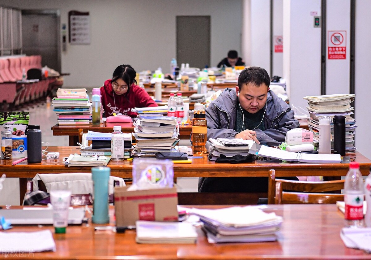多所高校发布通知，研究生迎来两个“坏消息”，读研或更加困难