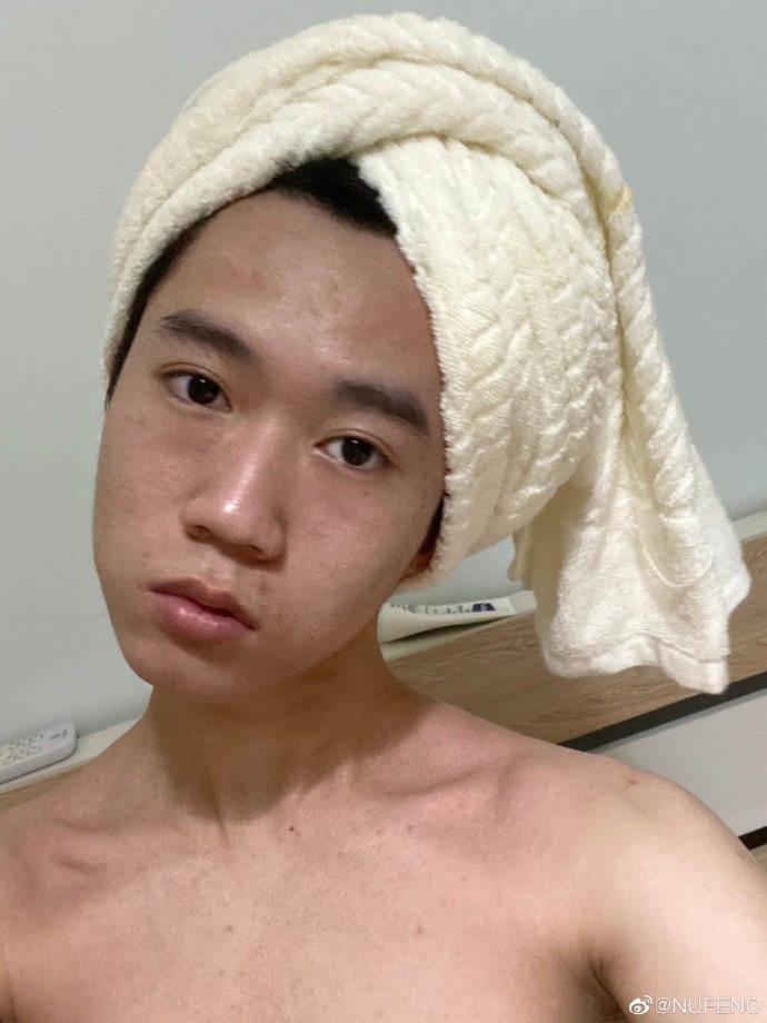 吃个桃桃后继有人，王甜心凭矫揉造作出圈，真实身份是985高材生