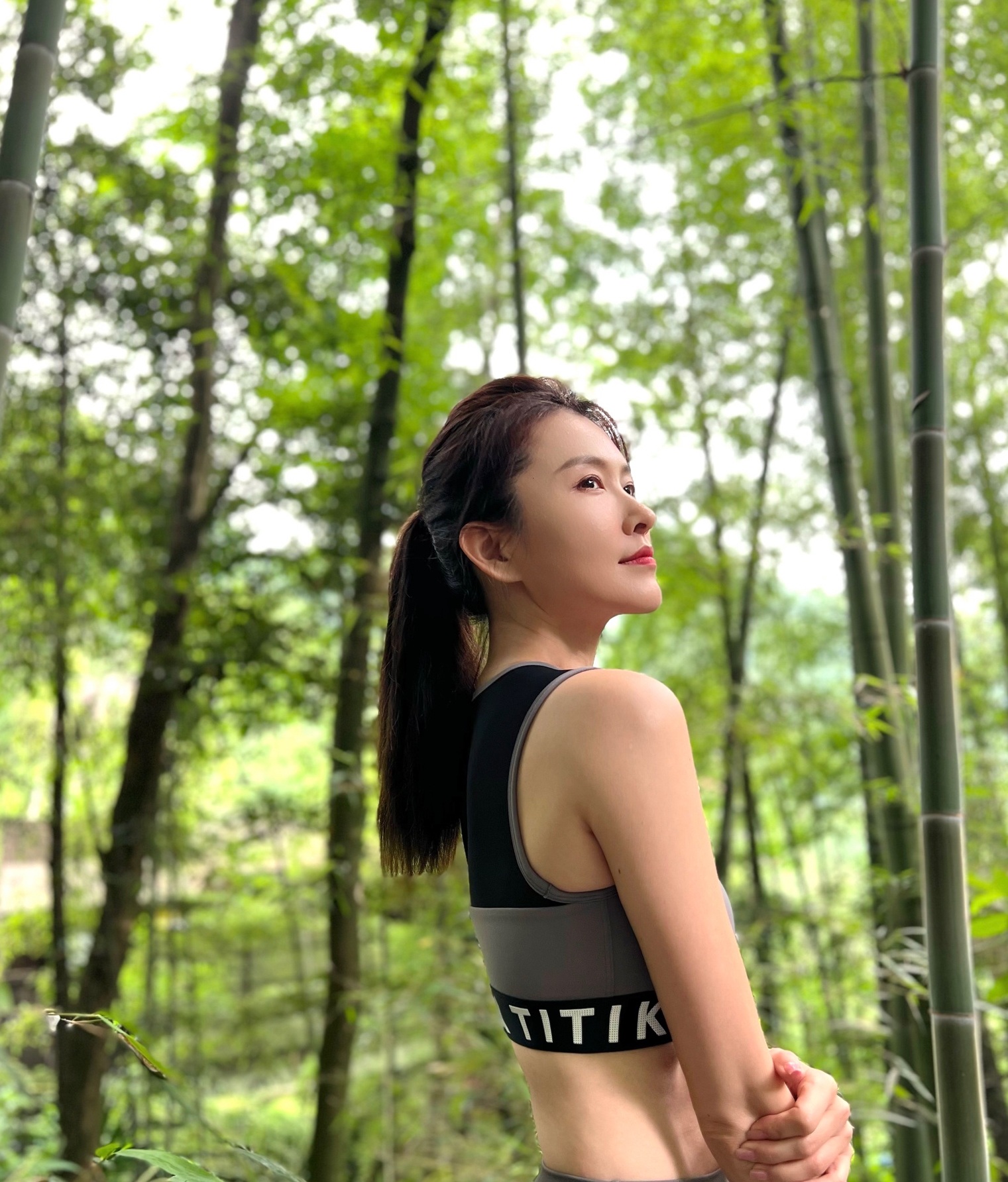 女星徐洁儿竹林中练习瑜伽，曼妙身材融入大自然