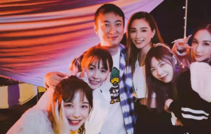 王思聪三亚庆34岁生日，比去年低调许多，身边仍然美女如云