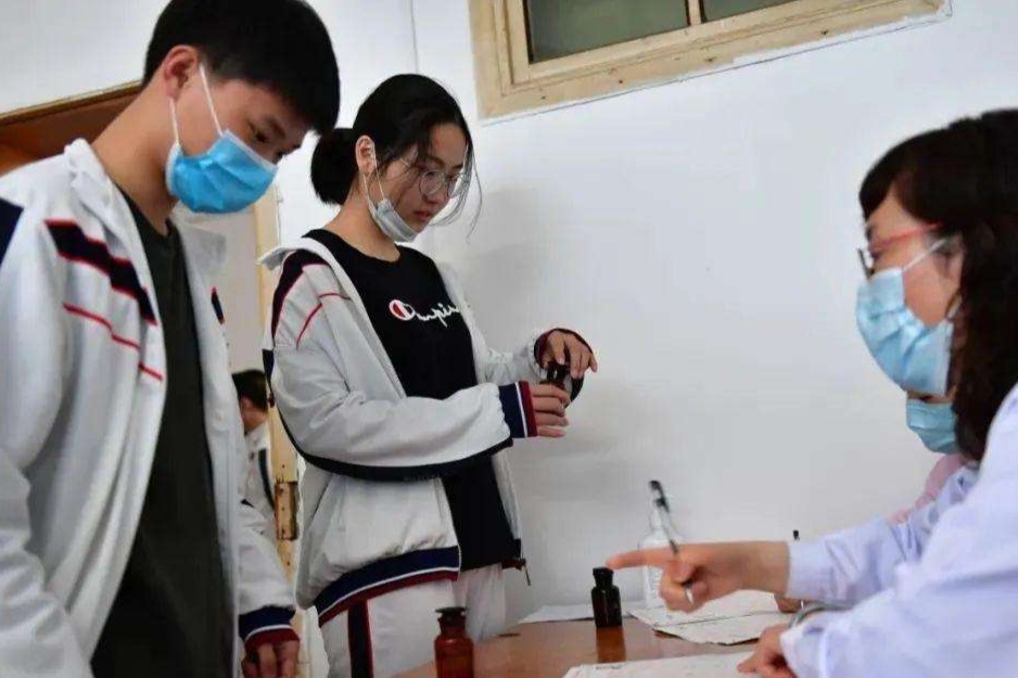 高考体检要“全脱光”？学生瑟瑟发抖很难为情，医生却这样说