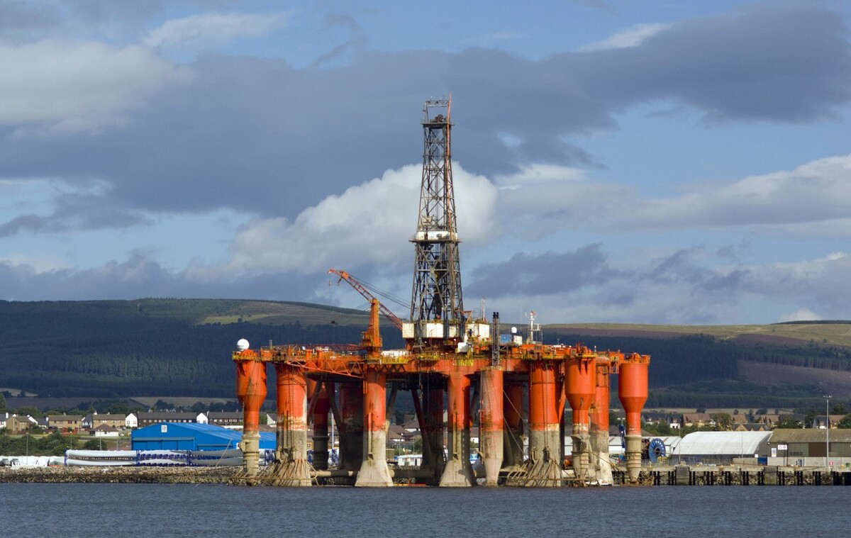 最有意思的是,陕西北部有明长城遗址,英国中部也有哈德良长城;过去都