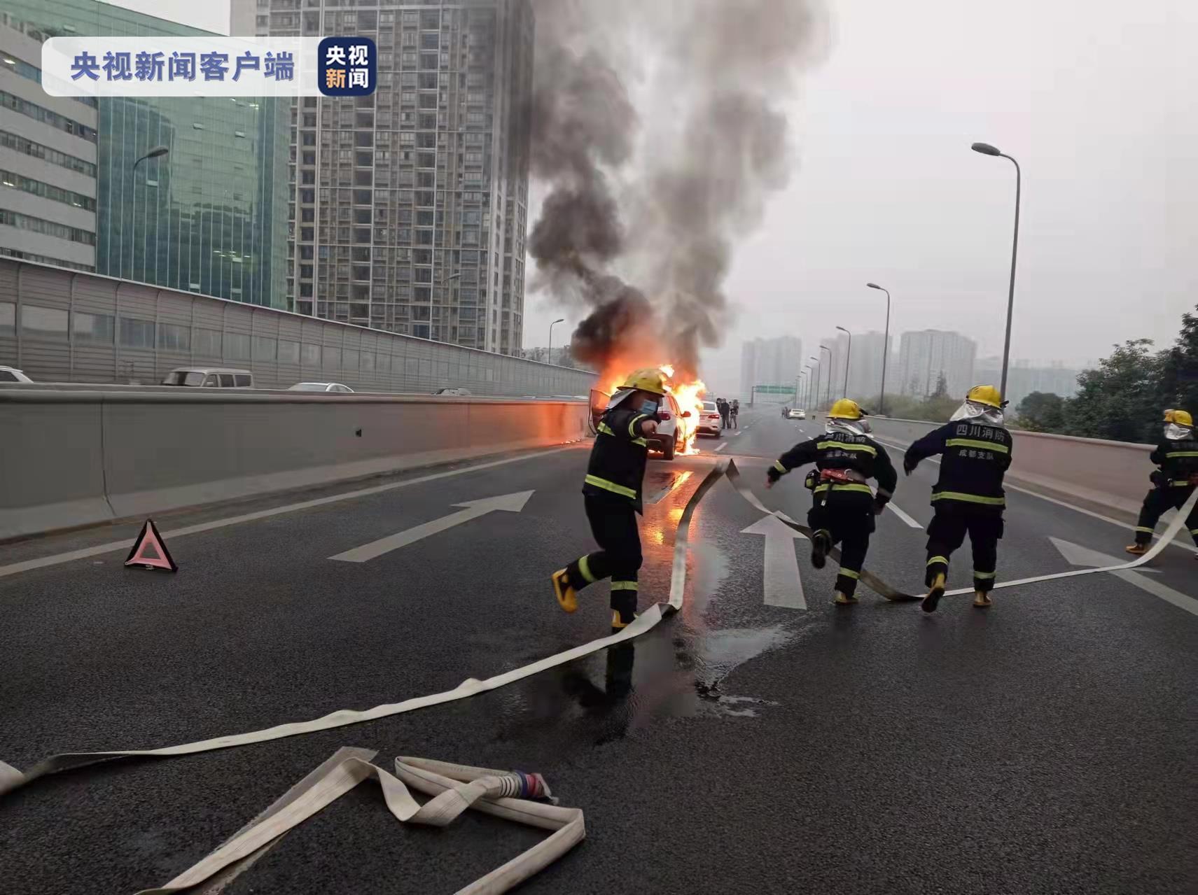 成都高架桥一汽车突发起火爆炸