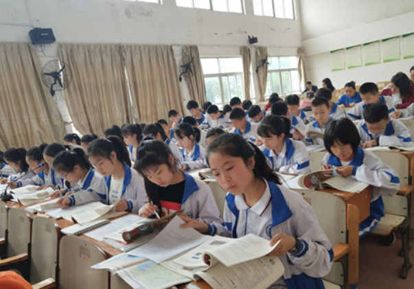 苏州教师降薪？其他地区老师也坐不住了，相关部门给出回应