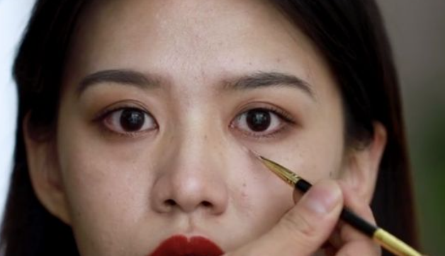 如何解决面部凹陷的问题？教你一招，塑造平滑精致的底妆