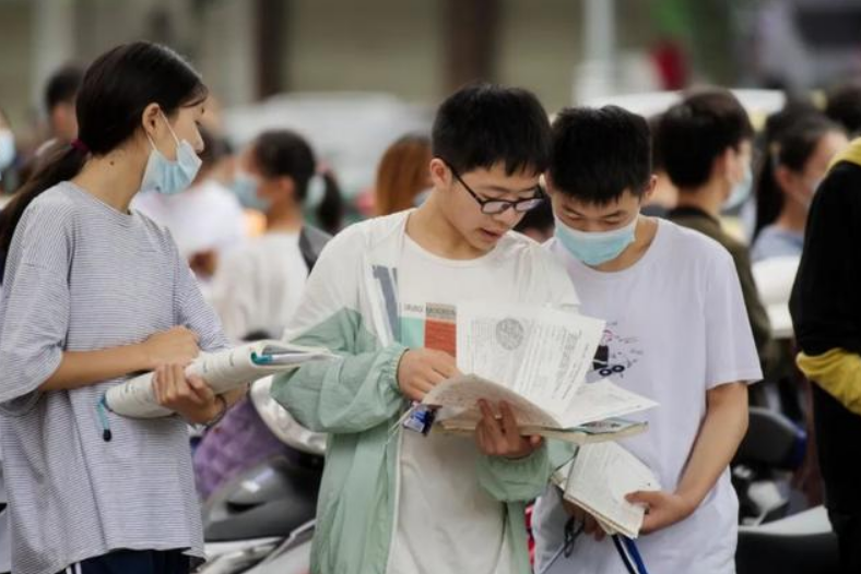 2021届本科生平均月薪5833元，这10大专业薪资很高，值得考生选择