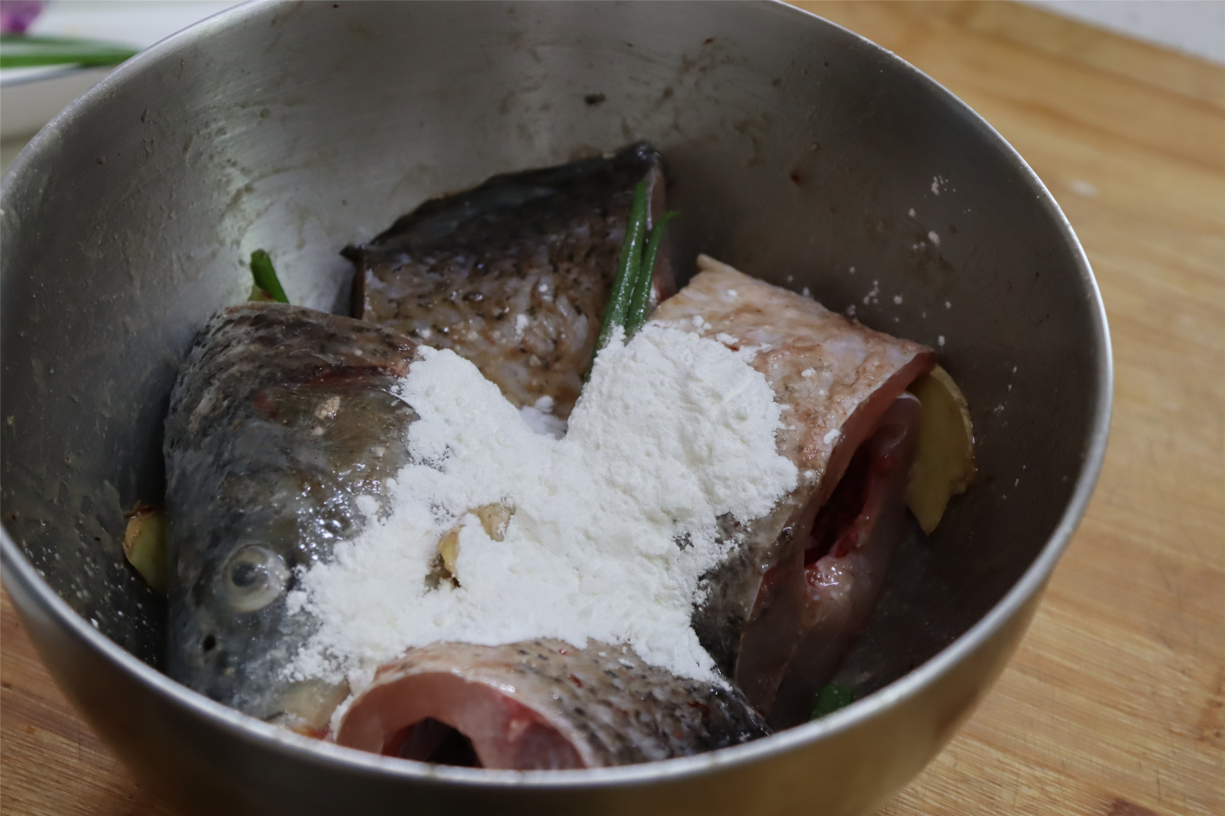 做紅燒魚，魚肉腥不入味？ 70歲奶奶教2招，魚肉軟滑鮮美，不夠吃