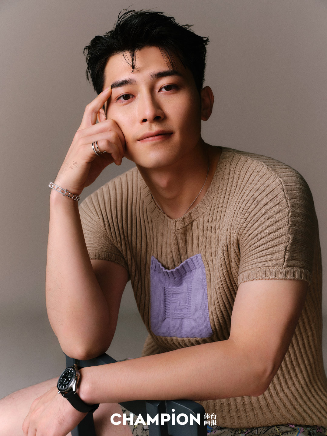 许静韬登《体育画报》，健硕肌肉配金丝眼镜，这才是斯文壮汉