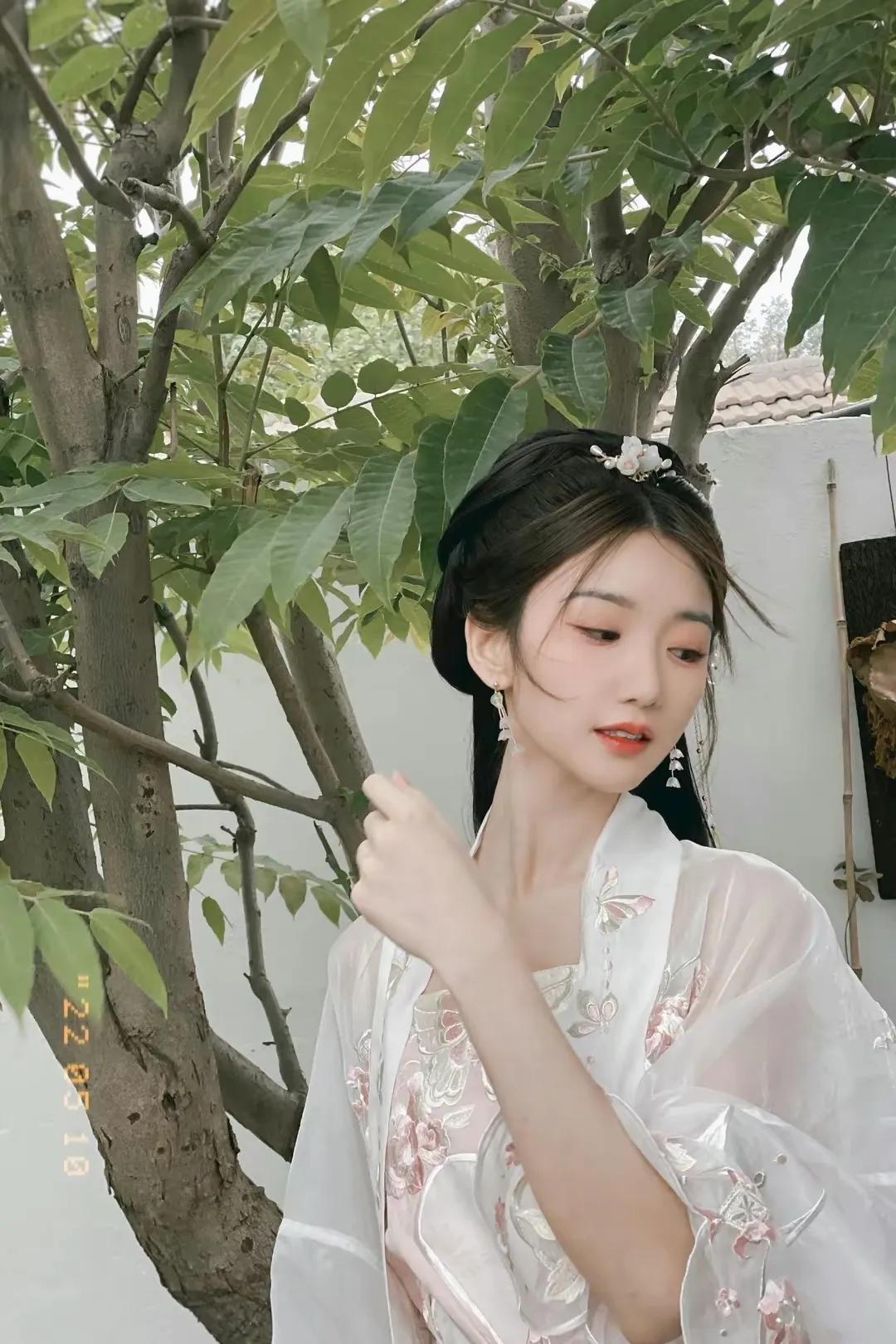 被毛晓彤的古装造型美到了，唯美淡雅，清新自然，娇俏可人