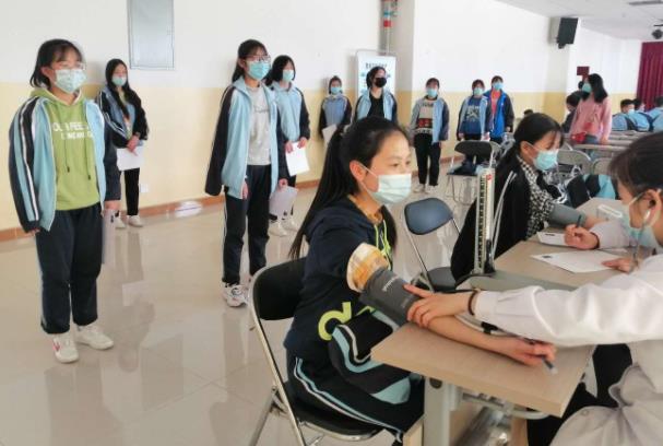 高考体检要“脱光”检查？高三党瑟瑟发抖，医生笑着给出解释