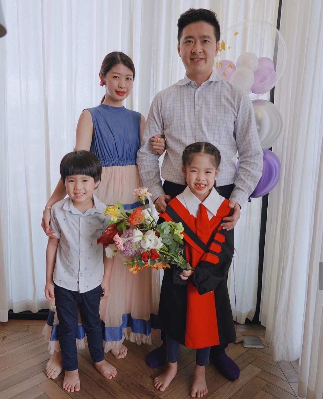 林志颖携弟弟参加年会，合唱18岁时成名曲，小志保养年轻更像弟弟