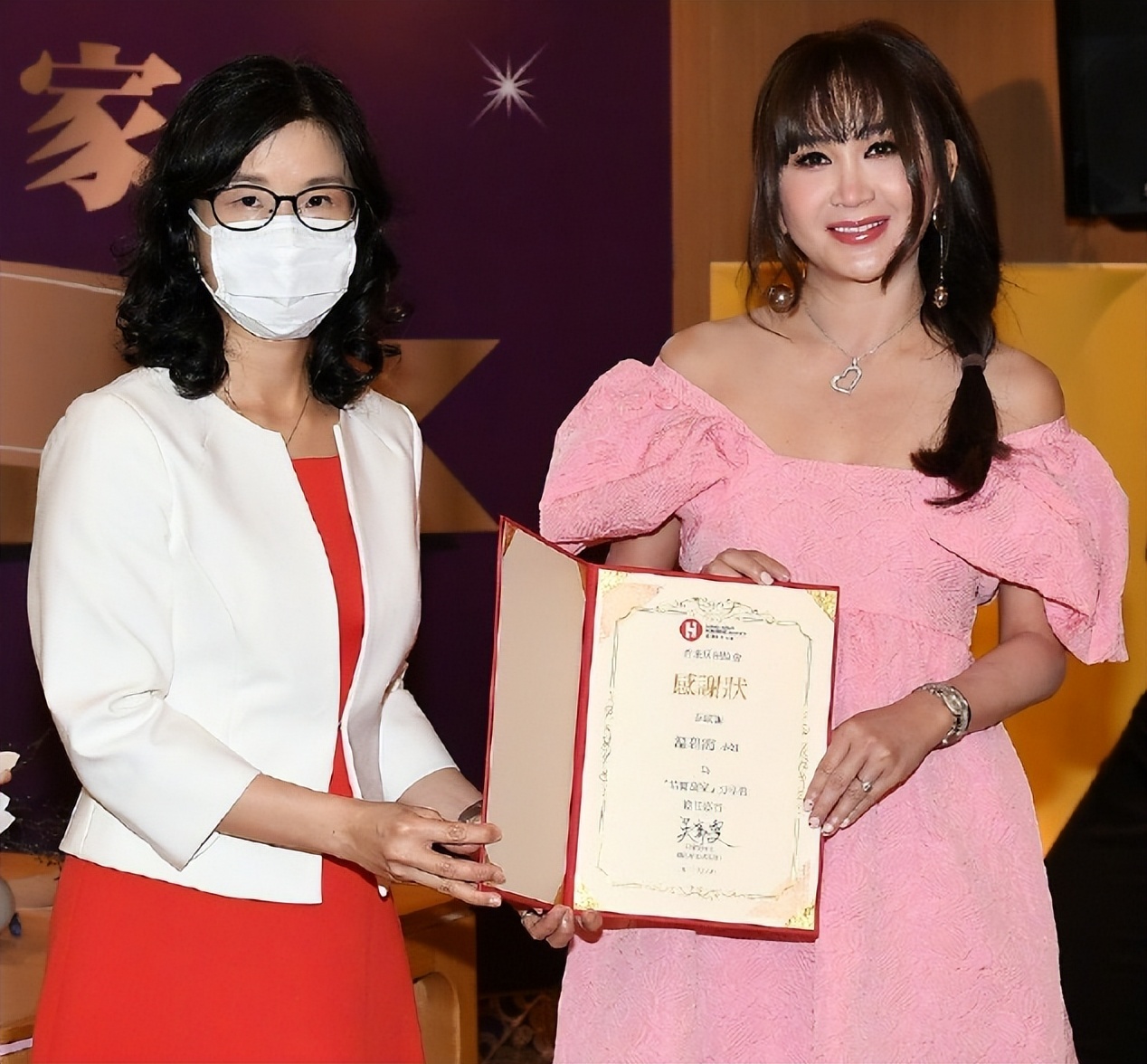 55岁温碧霞近况曝光，穿粉色短裙少女感十足，面色红润状态好