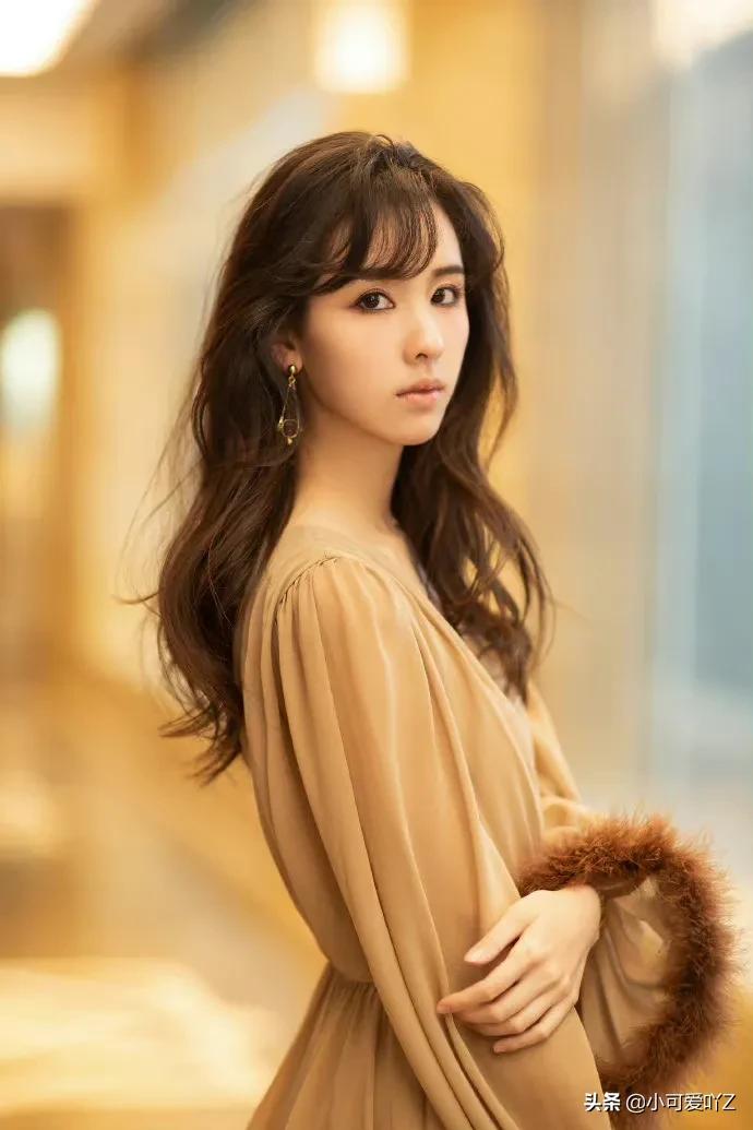 陈都灵，烟熏妆配咖啡色长裙，复古迷人